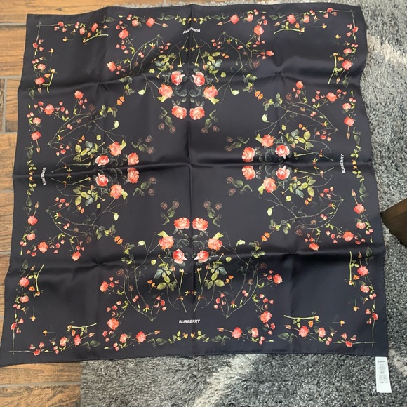 Burberry Italian-woven scarf in silk twill, digitally printed English roses. - Picture 5 of 6